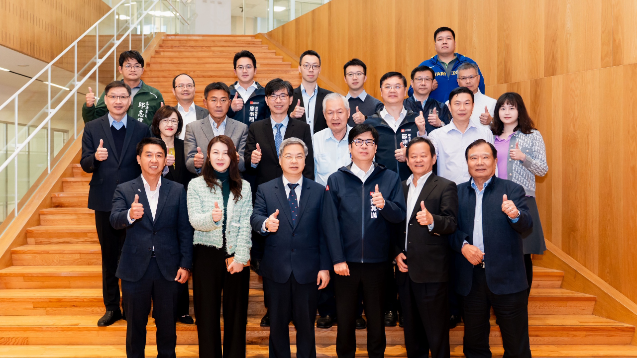 2月9日扣件產業座談與會人員合影，包含龔部長、高雄市陳市長、螺絲公會蔡理事長與扣件產業代表，以及立委許智傑、金屬中心董事長劉嘉茹等。