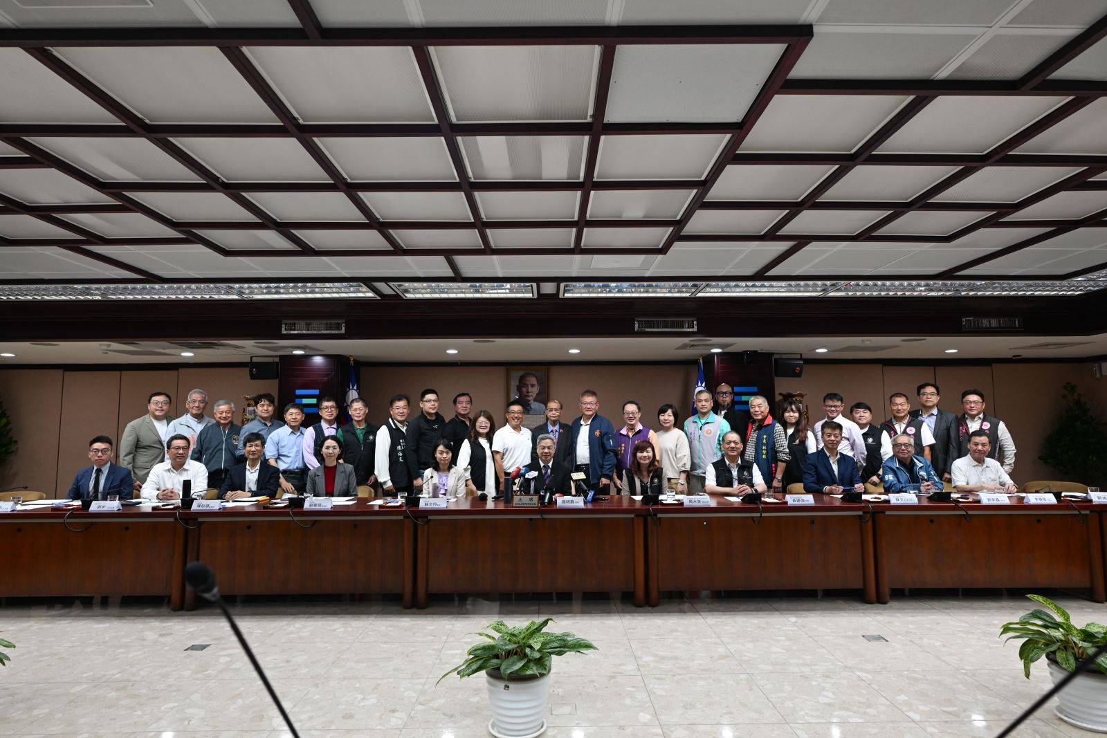 經濟部邀商圈代表座談 穩定塑膠袋供應 助商圈店家安心營運