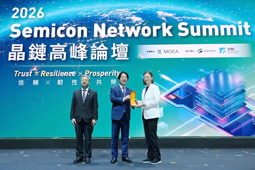 總統賴清德與經濟部部長龔明鑫頒發經濟專業獎章予環球晶圓徐秀蘭董事長.jpg
